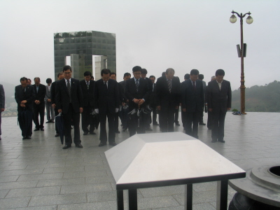 열린우리당 김혁규 국회의원 묘지 참배 이미지
